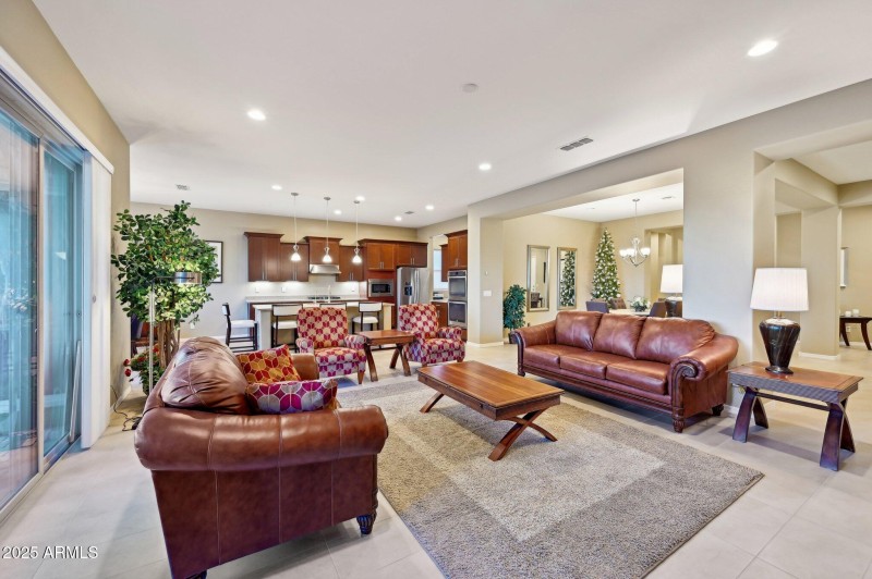 26-web-or-mls-N Beverly Pl-007