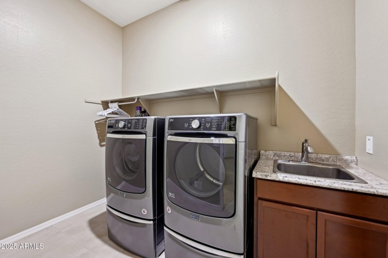 Laundry rm w/ sink