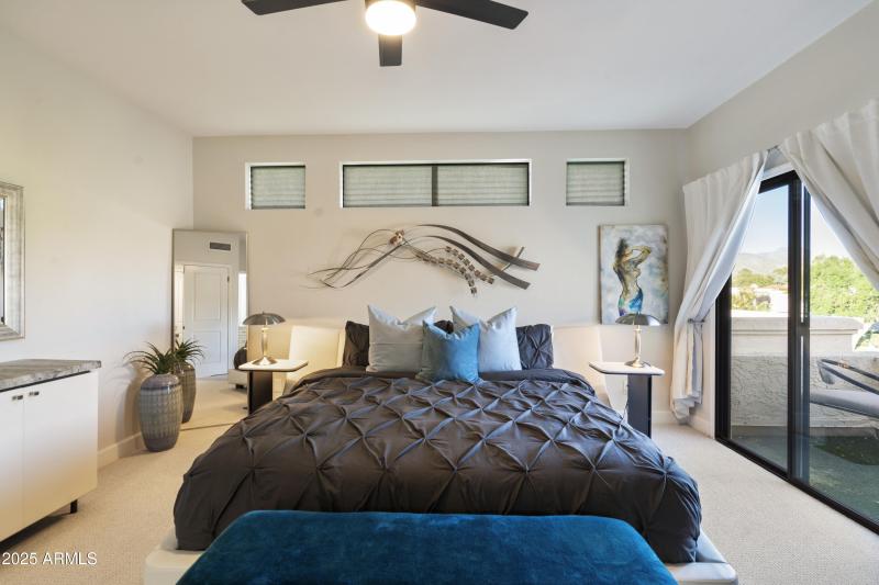 MASTER W/TRANSOM WINDOWS