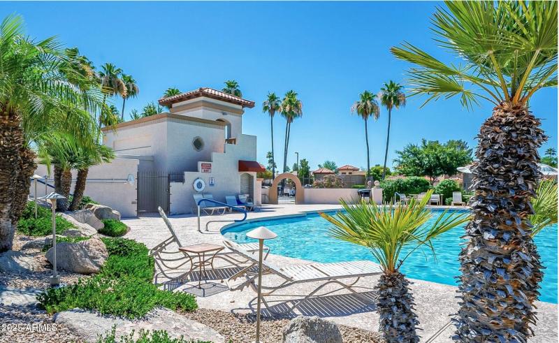 HEATED COMMUNITY P00L