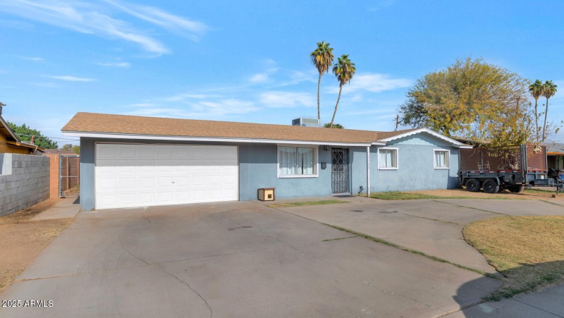 3740 W Denton Ln-large-002-014-3740 W De