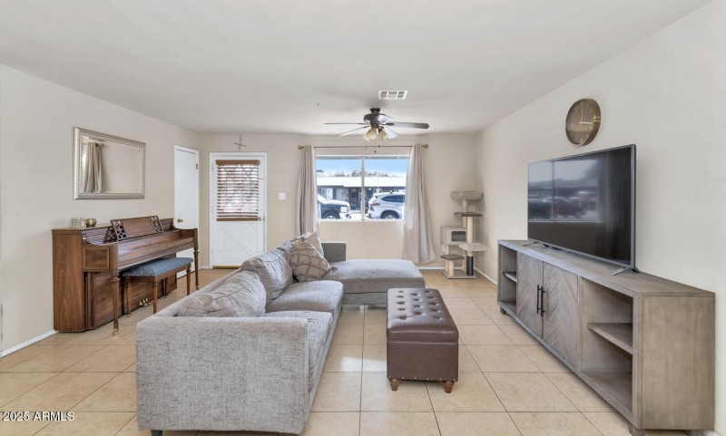 3740 W Denton Ln-large-003-005-3740 W De
