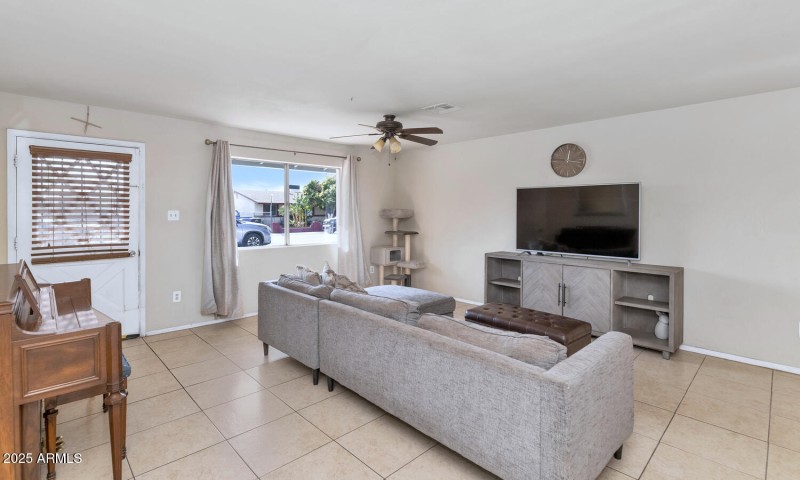 3740 W Denton Ln-large-005-007-3740 W De