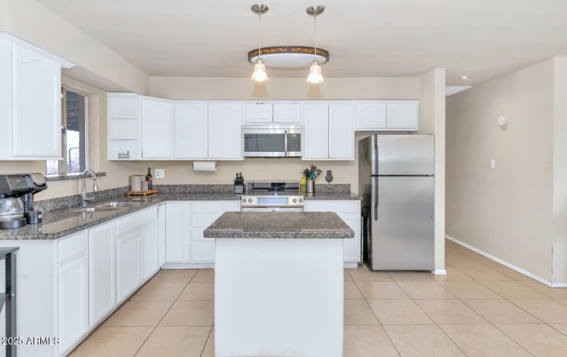 3740 W Denton Ln-large-008-002-3740 W De