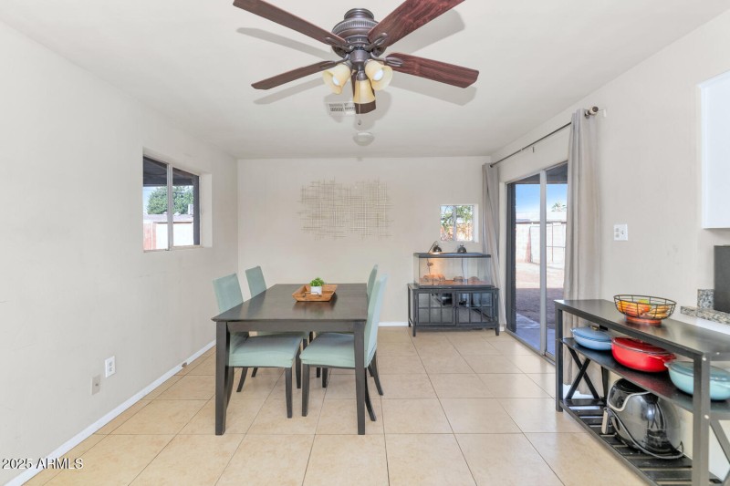 3740 W Denton Ln-large-010-012-3740 W De