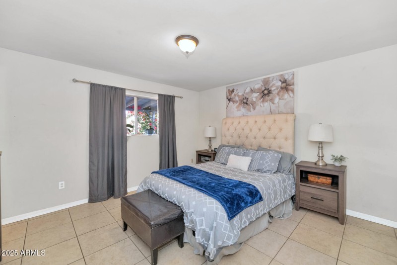 3740 W Denton Ln-large-011-006-3740 W De