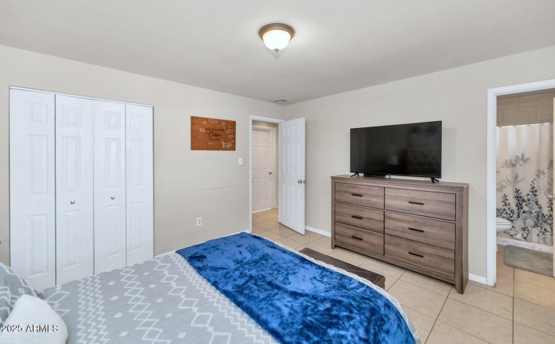 3740 W Denton Ln-large-012-003-3740 W De