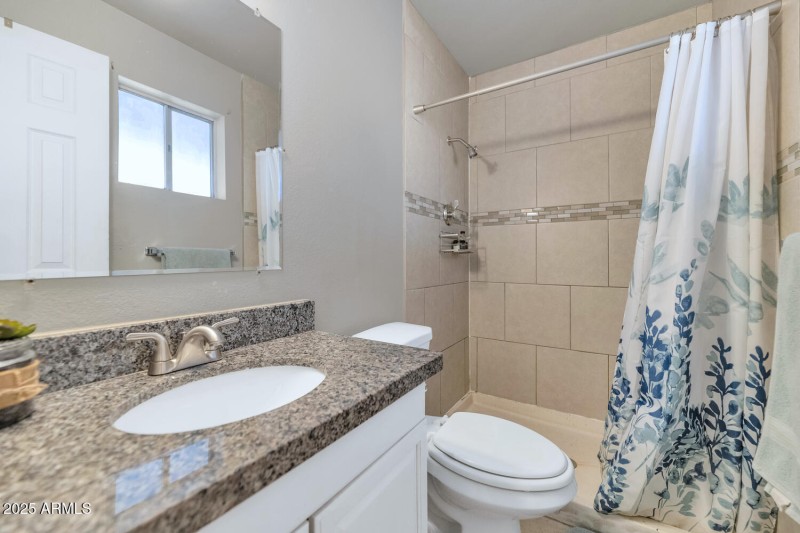 3740 W Denton Ln-large-013-015-3740 W De