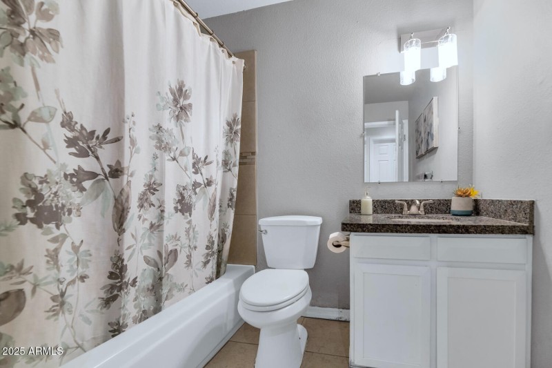 3740 W Denton Ln-large-016-019-3740 W De