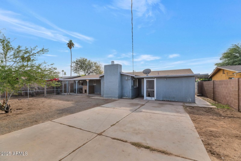 3740 W Denton Ln-large-018-018-3740 W De