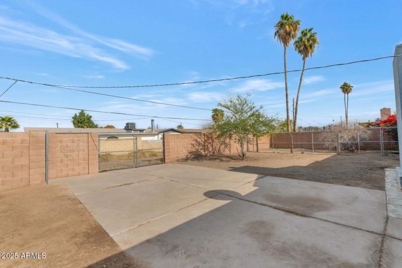 3740 W Denton Ln-large-019-020-3740 W De