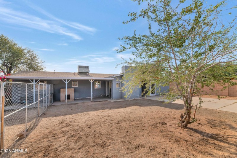 3740 W Denton Ln-large-020-021-3740 W De