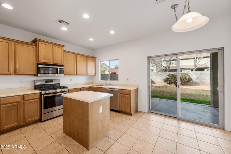 10-826-E-Bradstock-Way-10