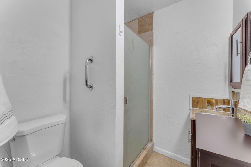 suite bathroom