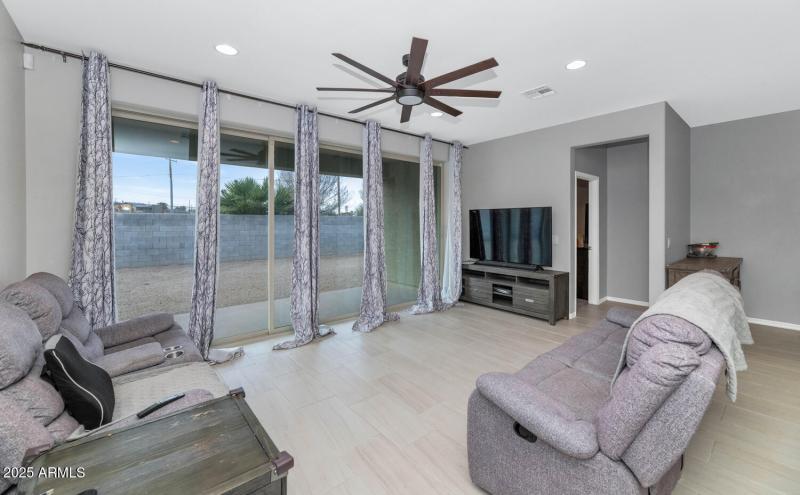 2405 E Beverly Rd-large-010-013-2405 E B