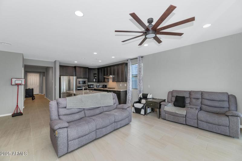 2405 E Beverly Rd-large-011-029-2405 E B