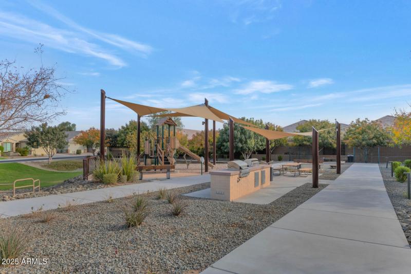 2405 E Beverly Rd-large-029-017-2405 E B