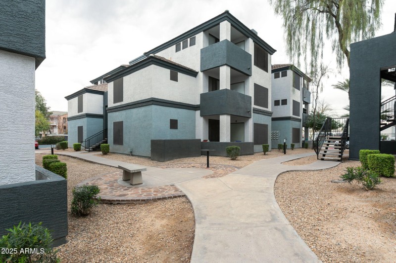 1-web-or-mls-3848-n-3rd-ave-1044