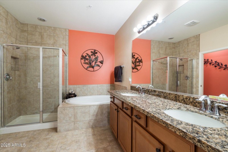 Dual sinks, tub & shower