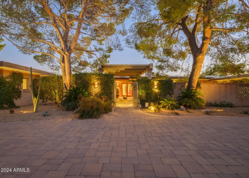 3921 E San Miguel Ave, PV, 85253