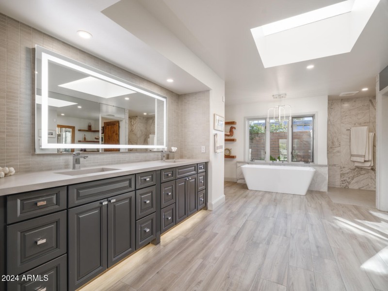 3921 E San Miguel Ave, PV, 85253