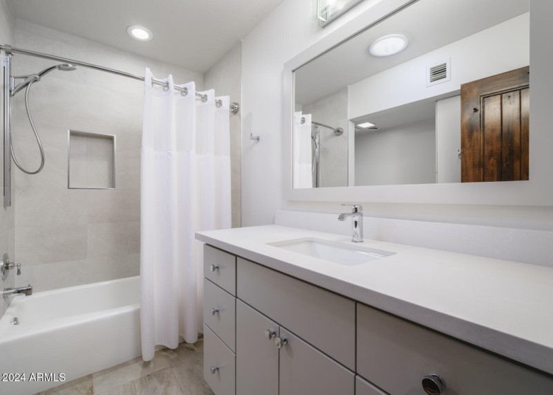 3921 E San Miguel Ave, PV, 85253