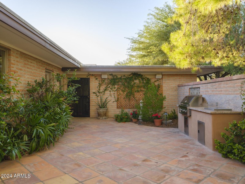 3921 E San Miguel Ave, PV, 85253