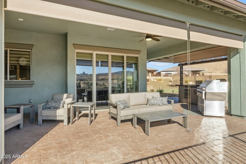 SIDE PATIO