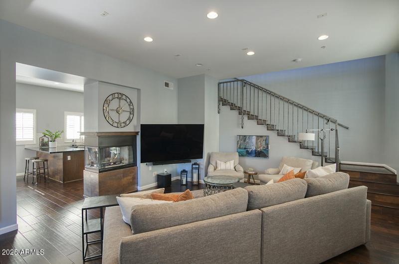 FFamily room opens to kitche.