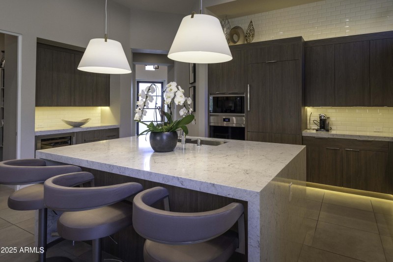 Kitchen Island w/white quartz waterfall