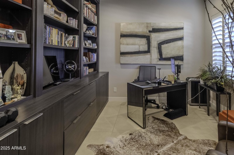 Den w/built-in Bookshelves & drawers