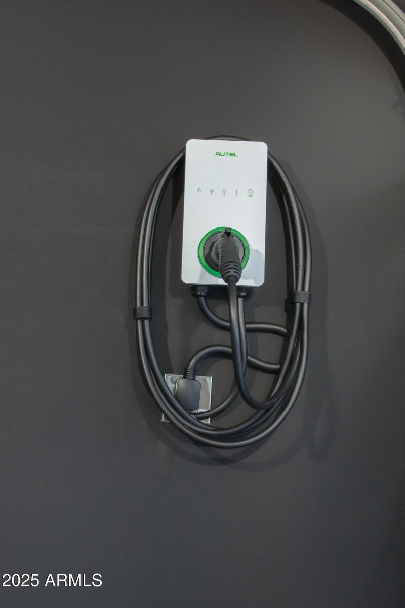 E-V CAR CHARGER