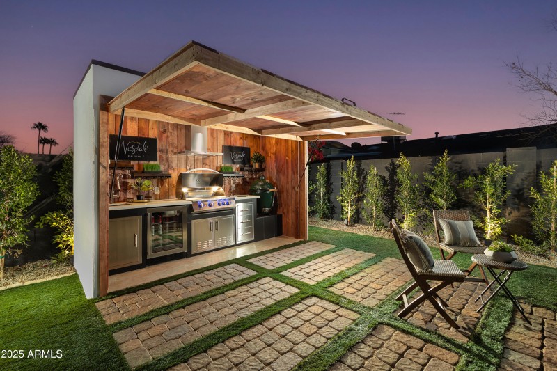 BUILT-IN BBQ & BAR