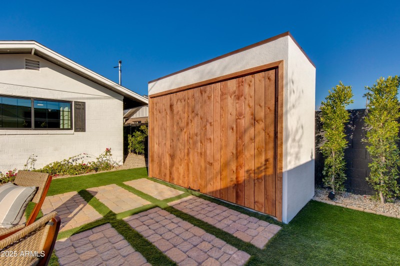 BUILT-IN BAR & BBQ