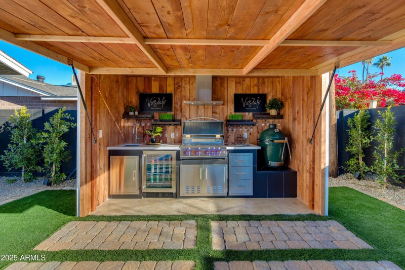 BUILT IN BAR & BBQ