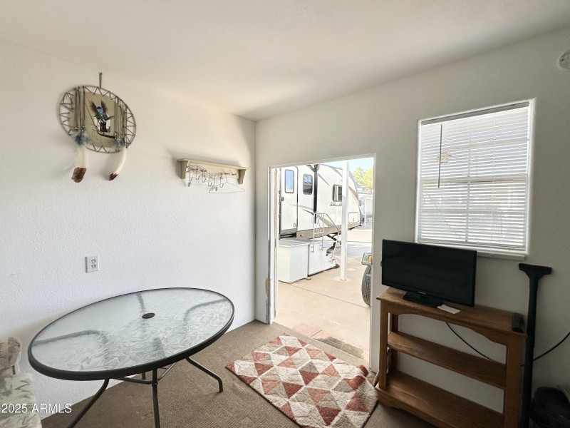 NICE ADDITIONAL LOUNGING AREA