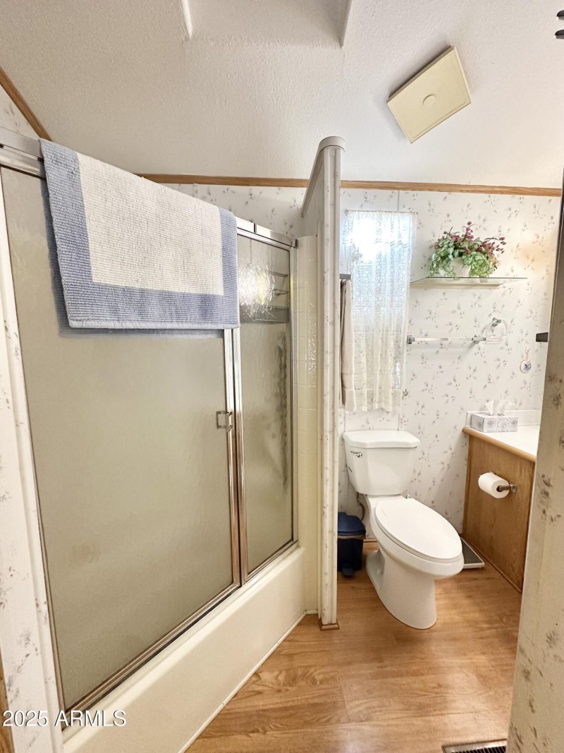 SIZABLE SHOWER/TUB