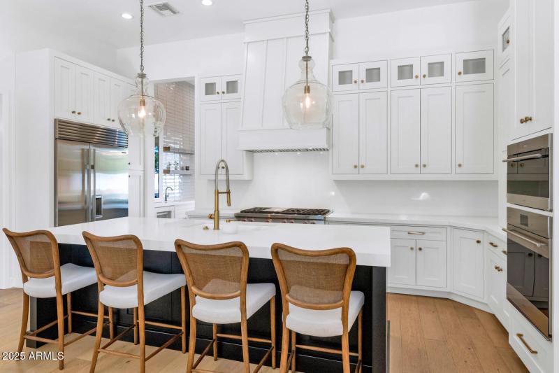 4147 E Clarendon Ave-large-015-036-4147