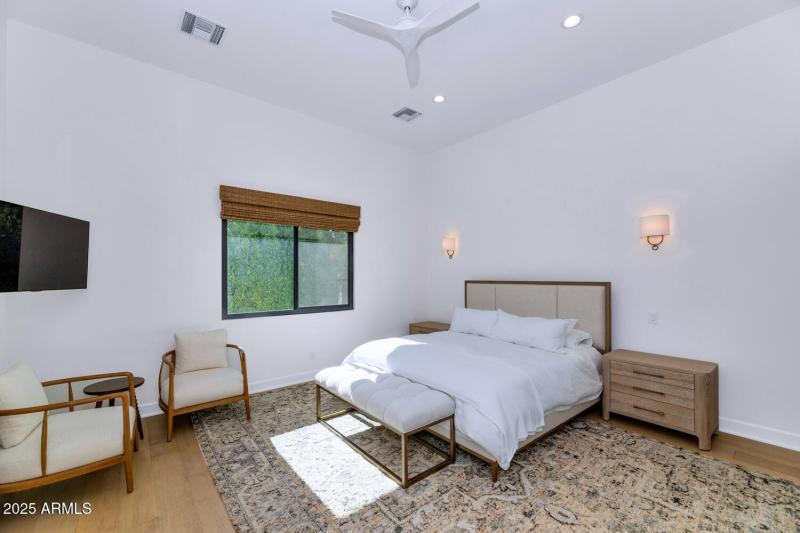 4147 E Clarendon Ave-large-018-038-4147