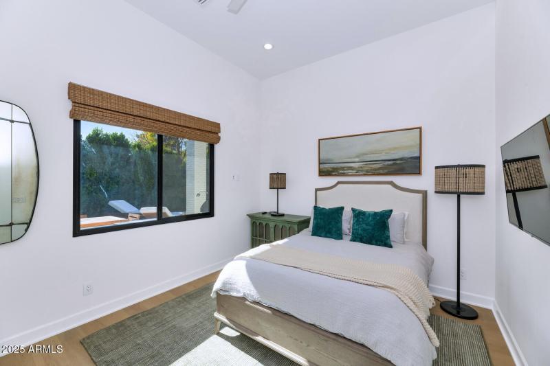 4147 E Clarendon Ave-large-028-035-4147