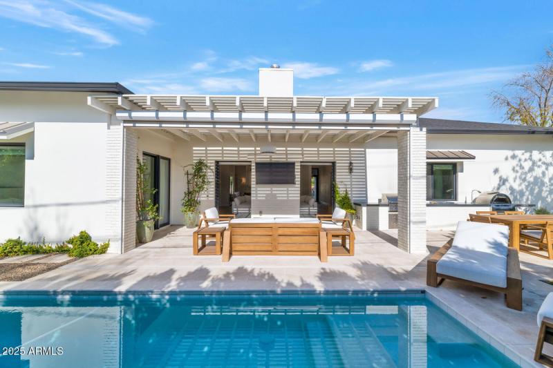 4147 E Clarendon Ave-large-031-021-4147