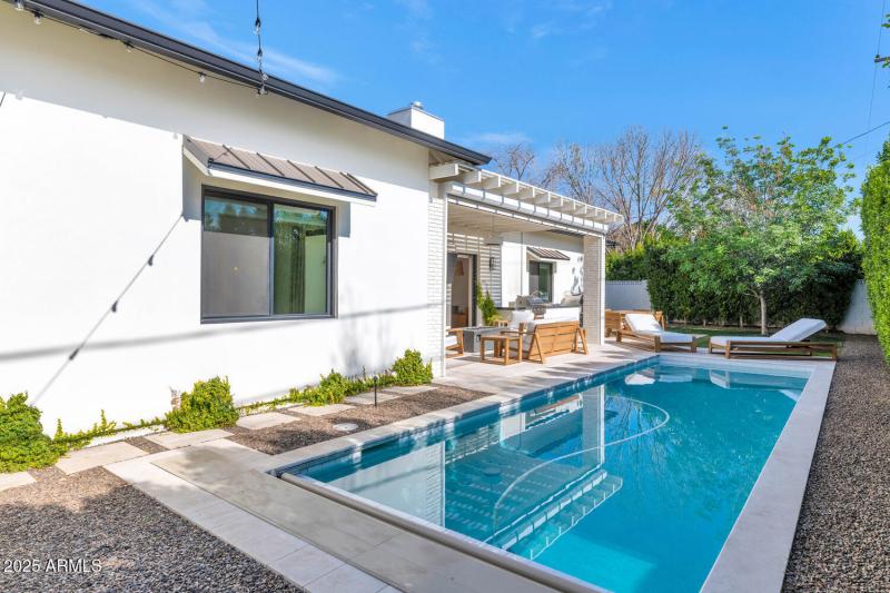 4147 E Clarendon Ave-large-033-017-4147