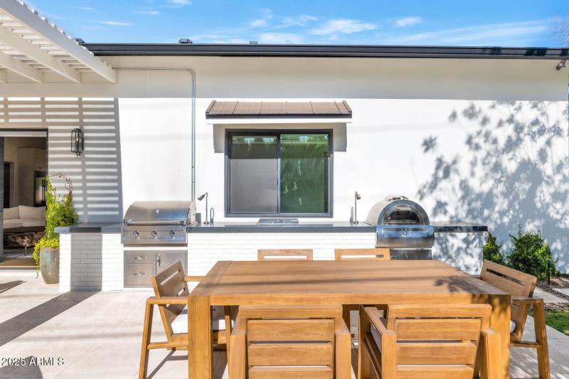 4147 E Clarendon Ave-large-034-011-4147