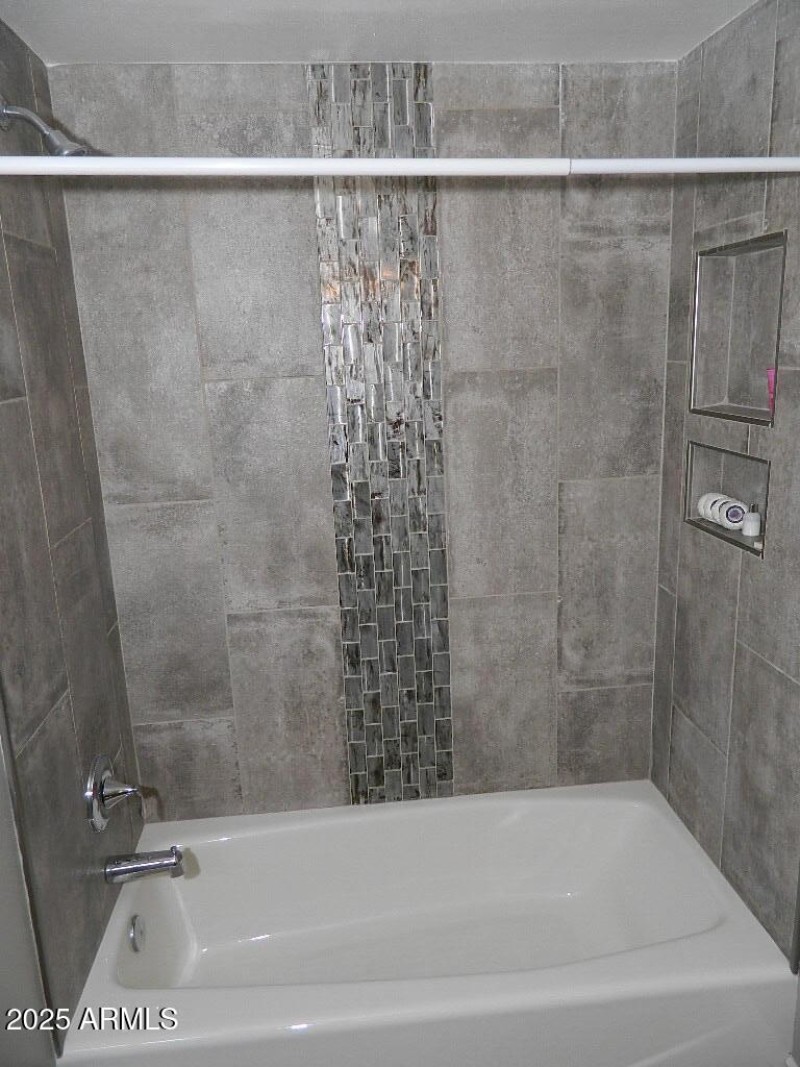 GUEST TUB & SHOWER