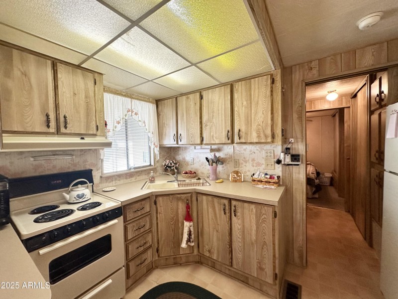 HALL TO BEDROOM/BATHROOM