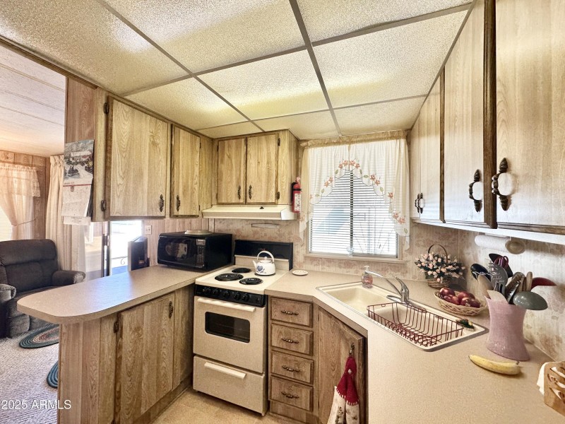 NICE COOKING COUNTER SPACE