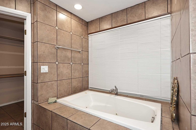 Primary Bath-Jetted Tub