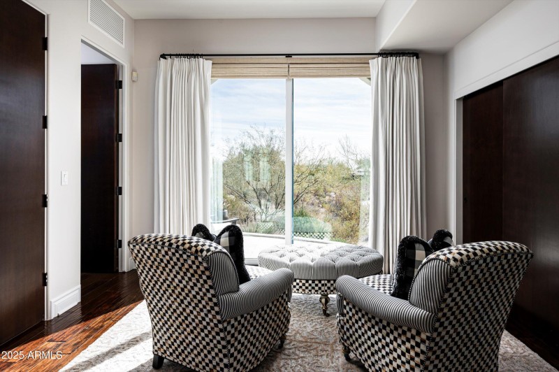 Attached Guest Sitting Area