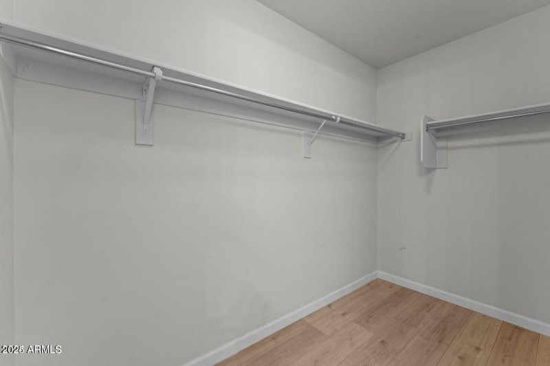 WALK-IN CLOSET