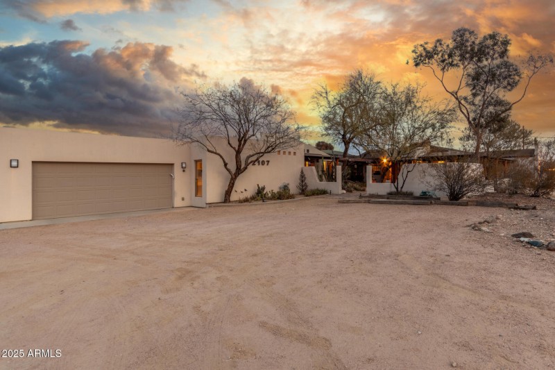 2107 N Campo Allegre Dr